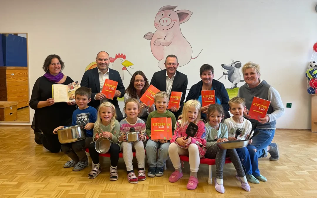 Kochbücherübergabe an die „Kitchen Kids“ im Kinderhaus am Gumpen