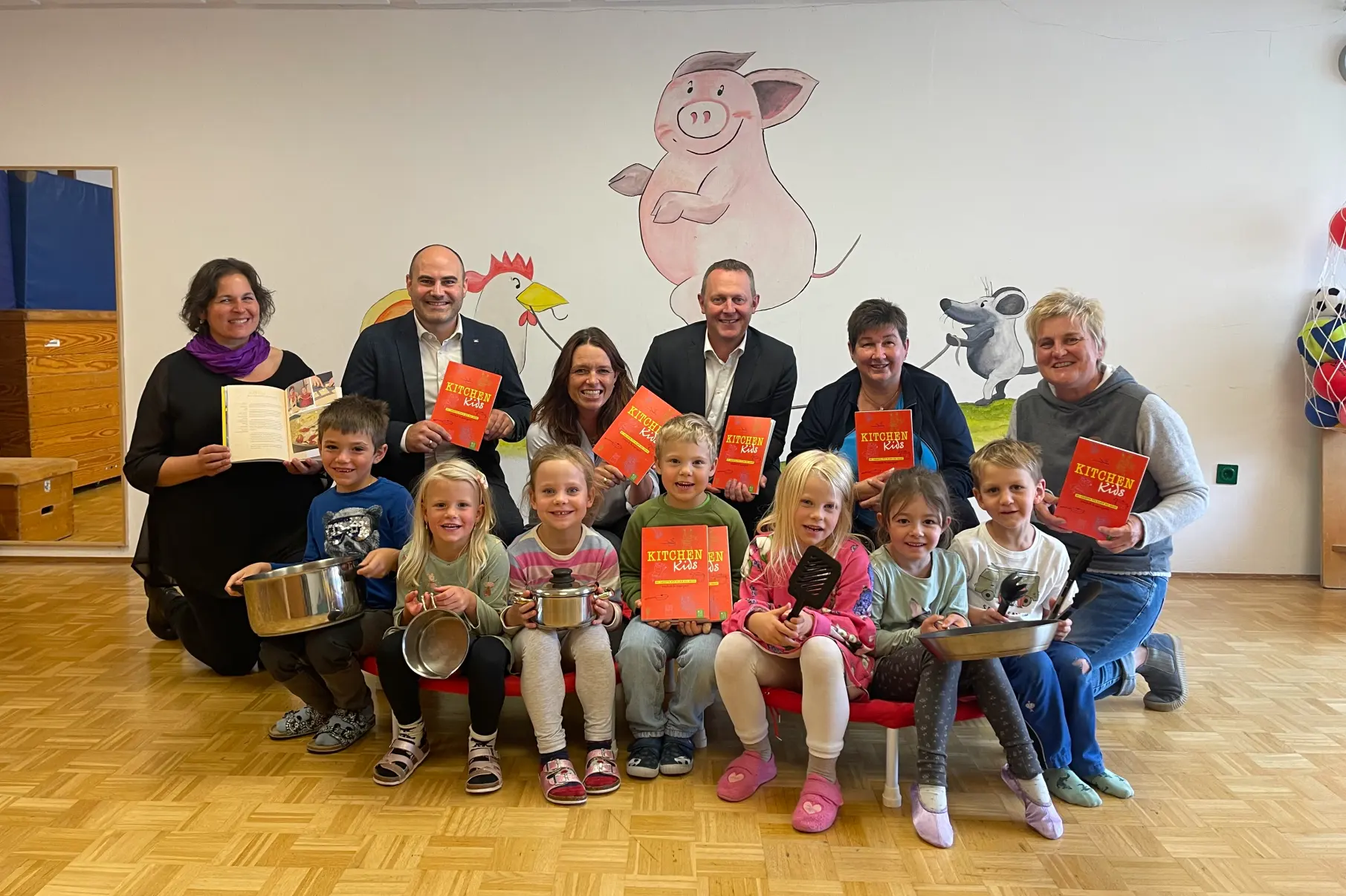 Kochbücherübergabe an die „Kitchen Kids“ im Kinderhaus am Gumpen