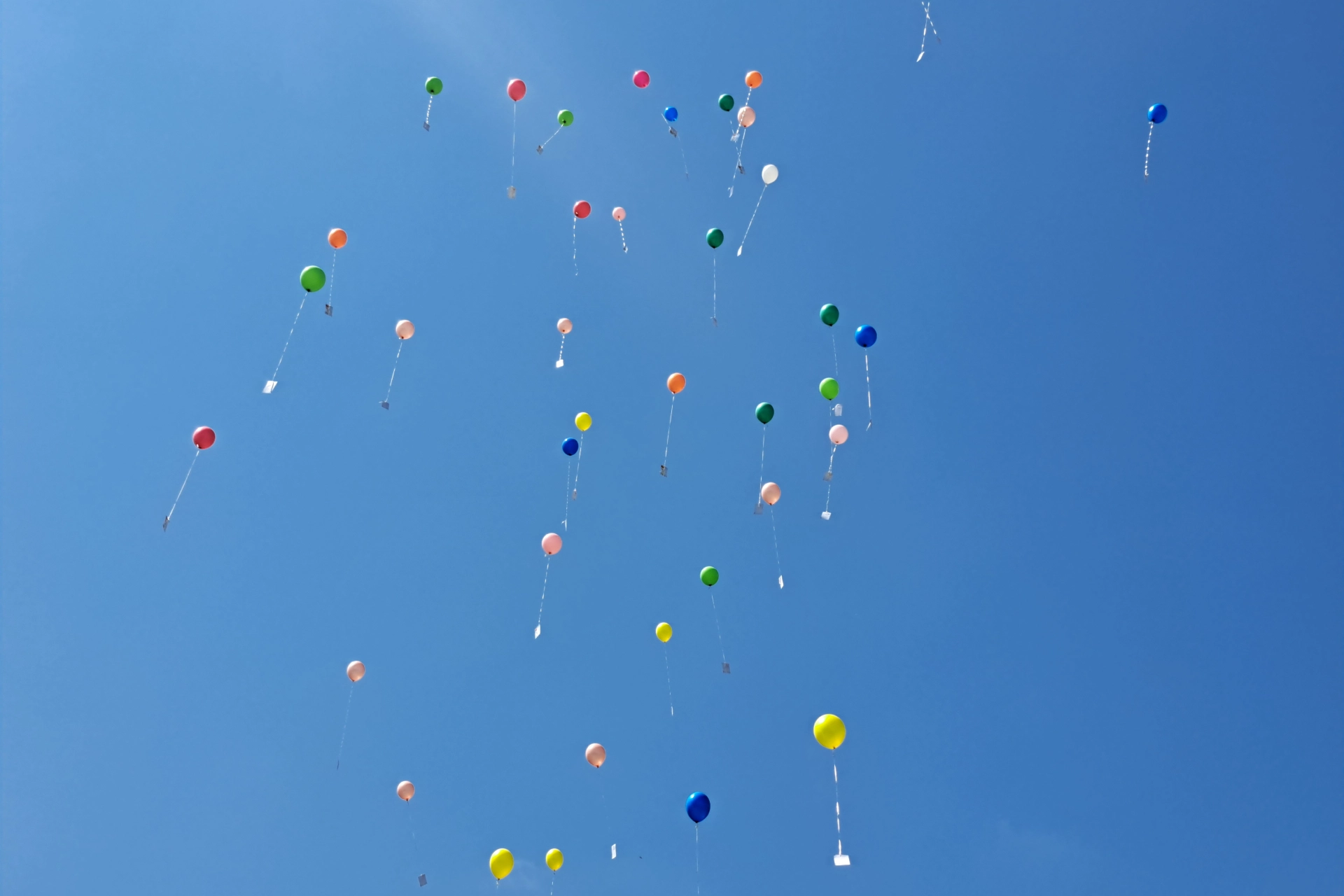 Kinderhaus-im-Forsthaus-Peiting_Kinderhilfe-Oberland_Luftballon_Weitflugwettbewerb